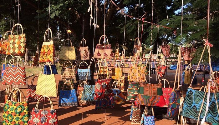 Sacos de capulana pendurados numa feira de artesanato ao ar livre